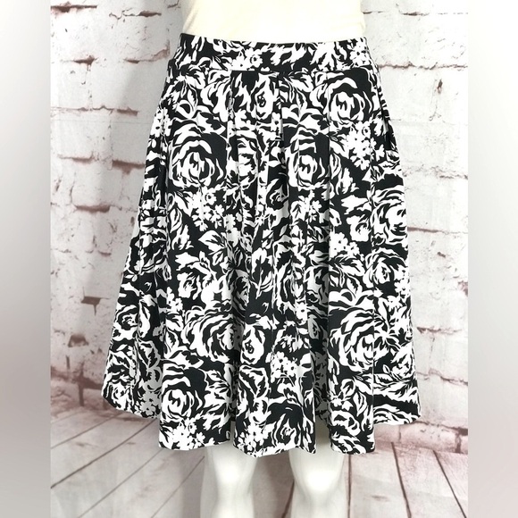 ADRIENNE VITTADINI Dresses & Skirts - ADRIENNE VITTADINI XS Floral Black & White Box Pleat A-Line Swing Skater Skirt